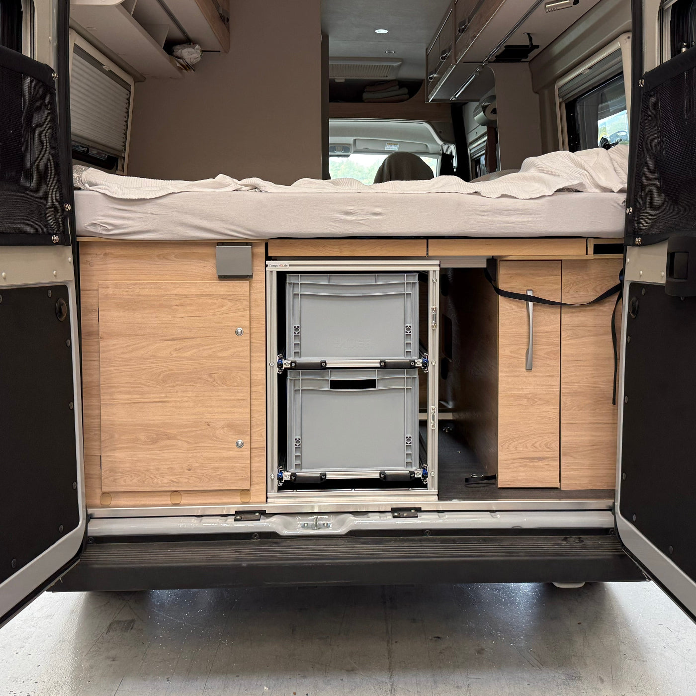 Stabiler Heckauszug mit 2 Etagen für den Dethleffs Globetrail Advantage - Etagen sind jeweils mit Vollauszüge ausgerüstet die im eingefahrenen und ausgefahrenen Zusatnd verriegeln