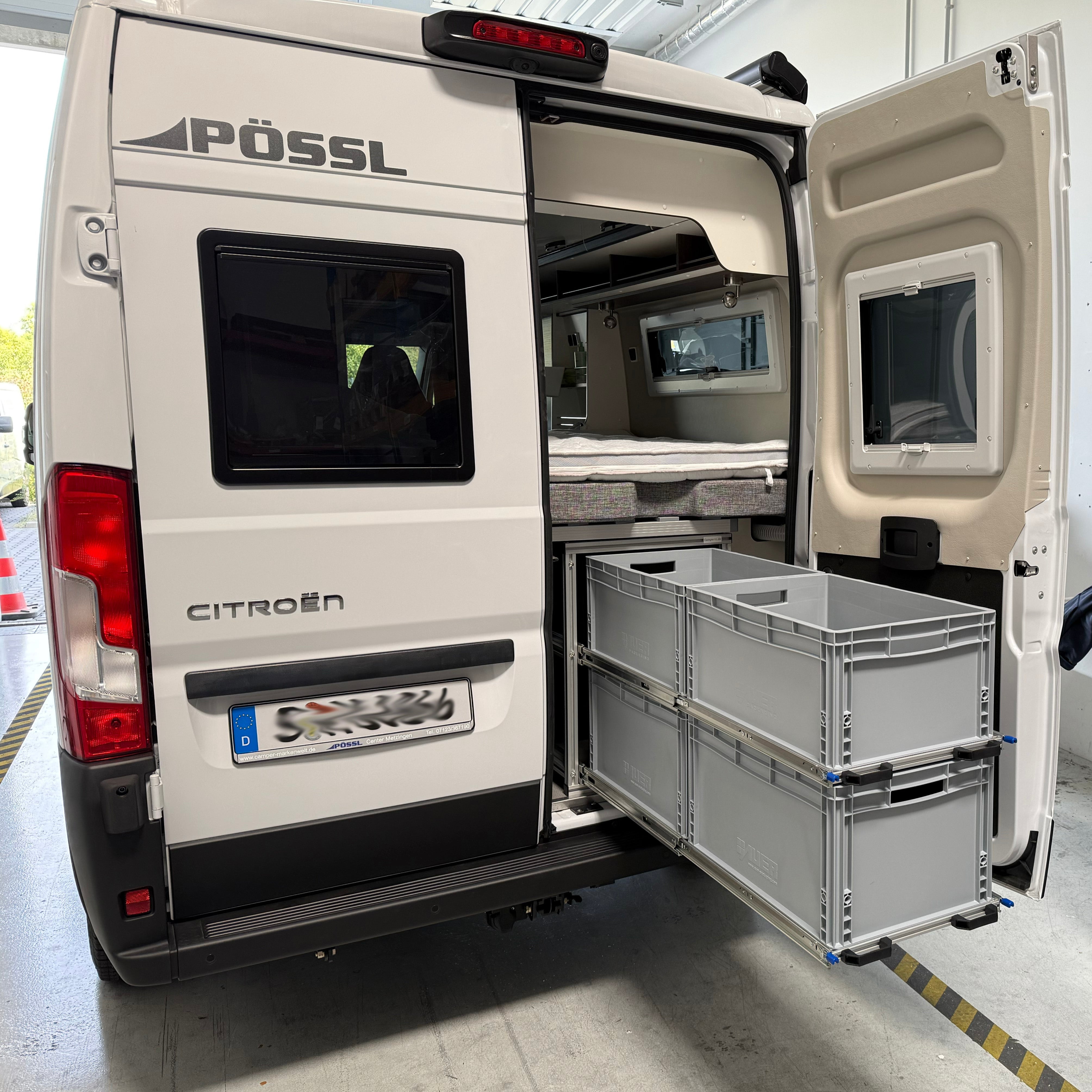 Schwerlastauszug Pössl Summit 600 Heckgarage voll ausgezogen