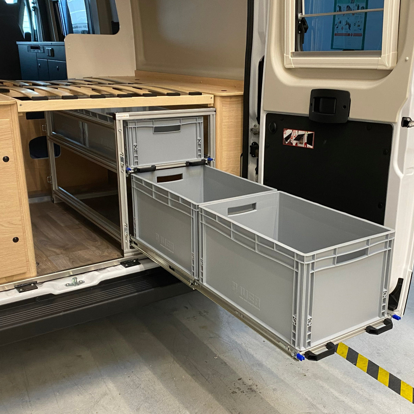 Heckgarage Sunlight Cliff 600 mit Auszug und Euroboxen