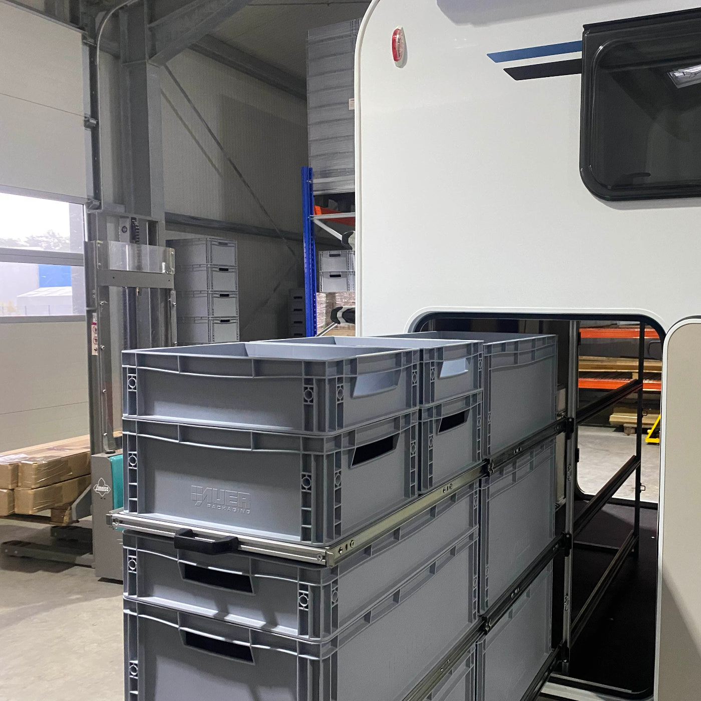 Heckgarage Knaus Van TI 650 MEG mit maßgefertigtem 3-Etagen-Regal für sichere Ladung und leichte Zugänglichkeit."