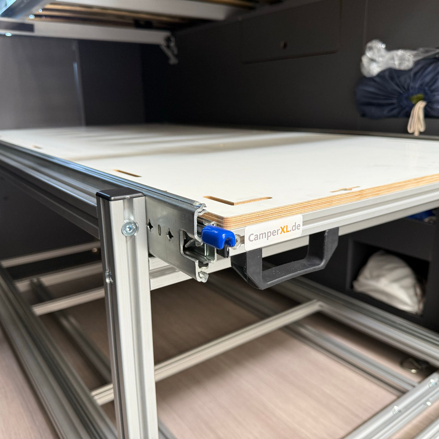 Doppelter Auszug für einen Adria 640SLB. Obere Etage mit einer Platte für Campingbedarf.