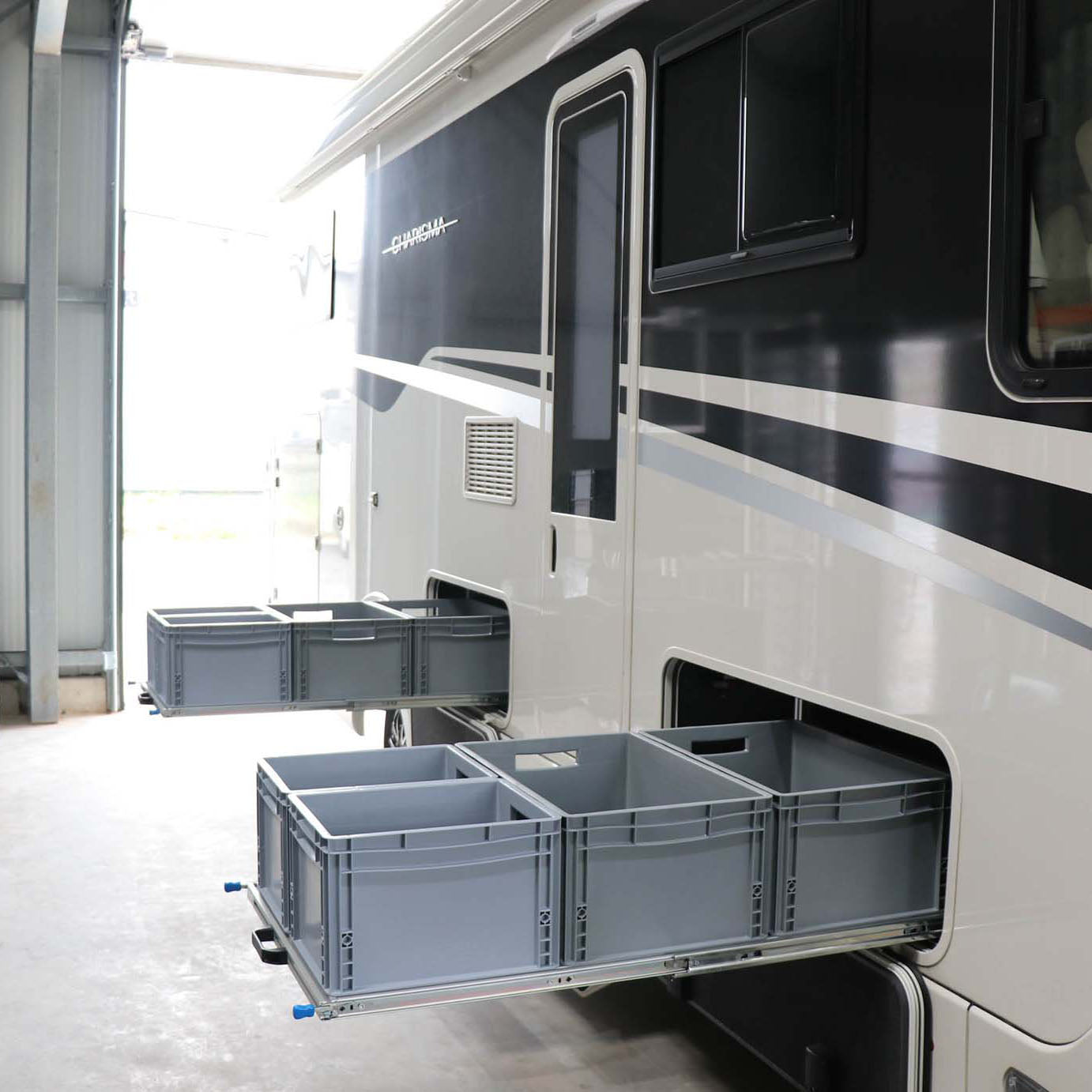 2 Auszüge mit Euroboxen im Stauraumboden eines Concorde Charisma.