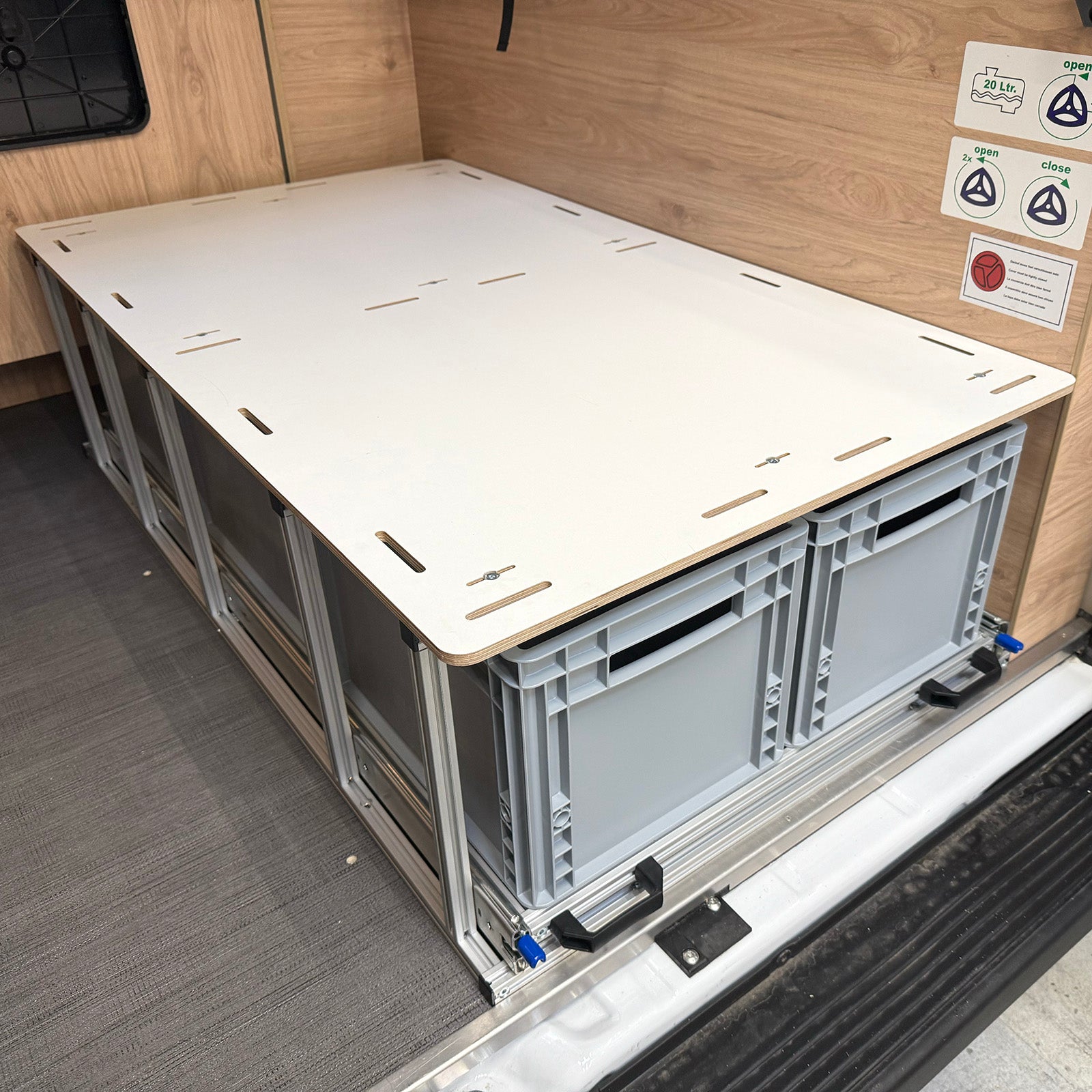 Heckauszug mit Ablage in einem Dethleffs Camper. Bestückt mit Euroboxen und einem Multiboard.