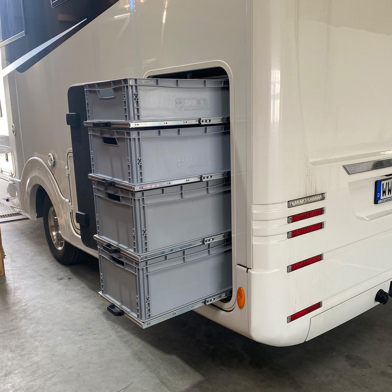 Offene Heckgarage Concorde Carver mit vollständig ausgefahrenen Auszügen