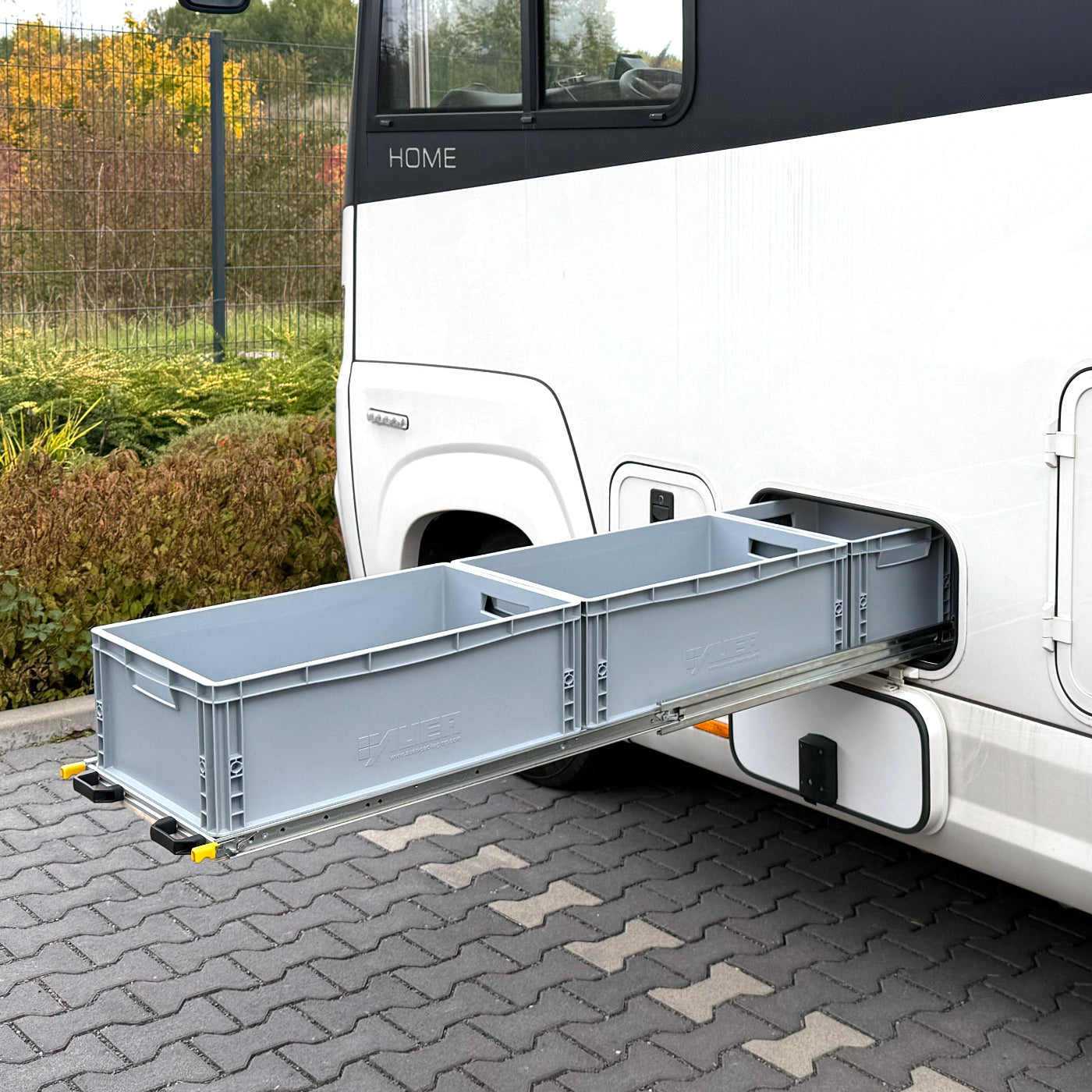 Großer Stauraumauszug für einen Morello Home. Mit 2 großen Euroboxen und eine kleine Eurobox.