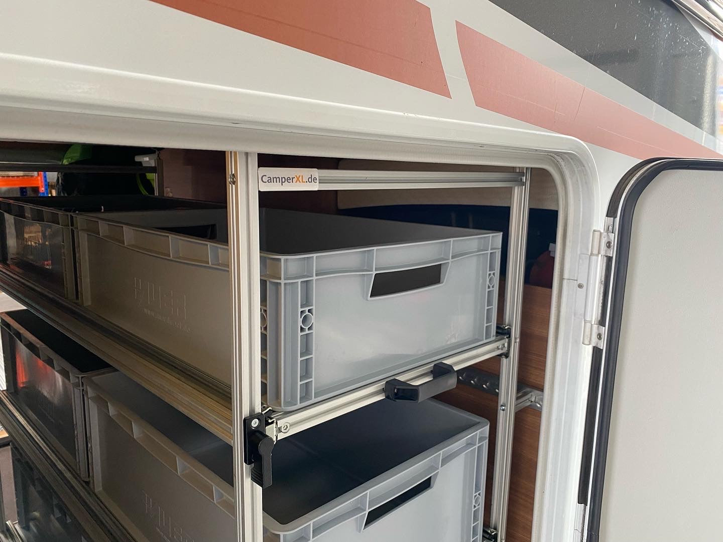 Weinsberg CaraCompact Edition Pepper Regał do kampera z wysuwanymi półkami