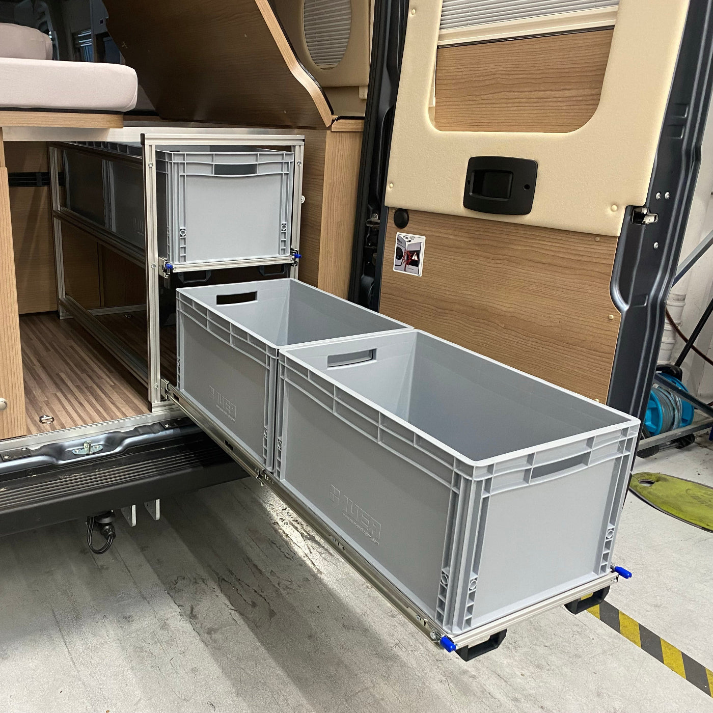 Heckauszug Malibu 640 LE ein Auszug mit Euroboxen vollständig ausgezogen