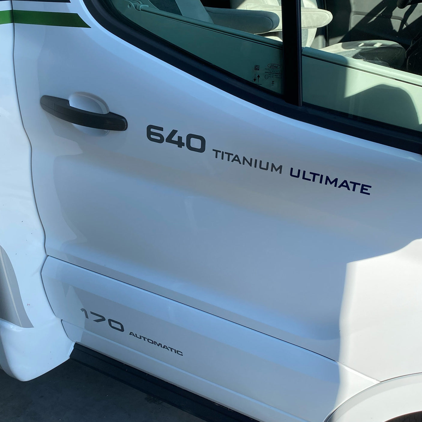 Chausson 640 Regał do kampera z wysuwanymi szufladami