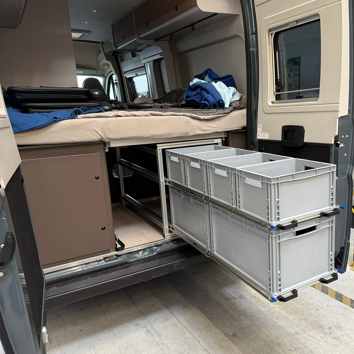 Praktischer Heckgaragen-Auszug im Bürstner Campeo von CamperXL.