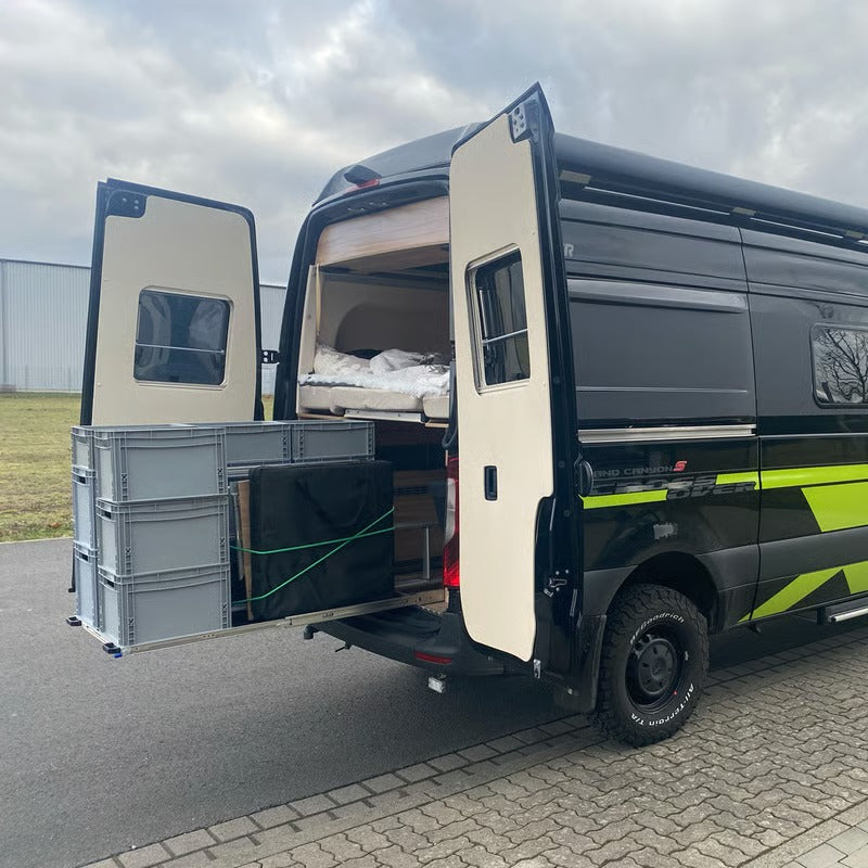 Heckauszug in einem Hymer Grand Canyon S, Cross Over. Komplett bestückt mit Möbeln und Boxen.