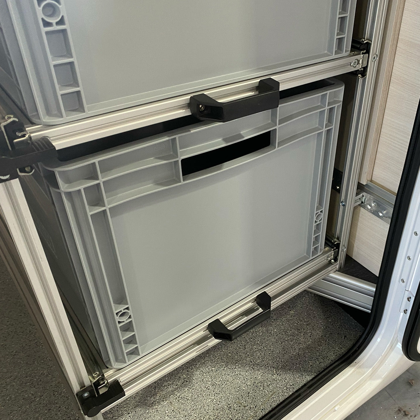 Detailaufnahme des Schwerlastauszugs im Wohnmobil für stabile und leichte Bedienung